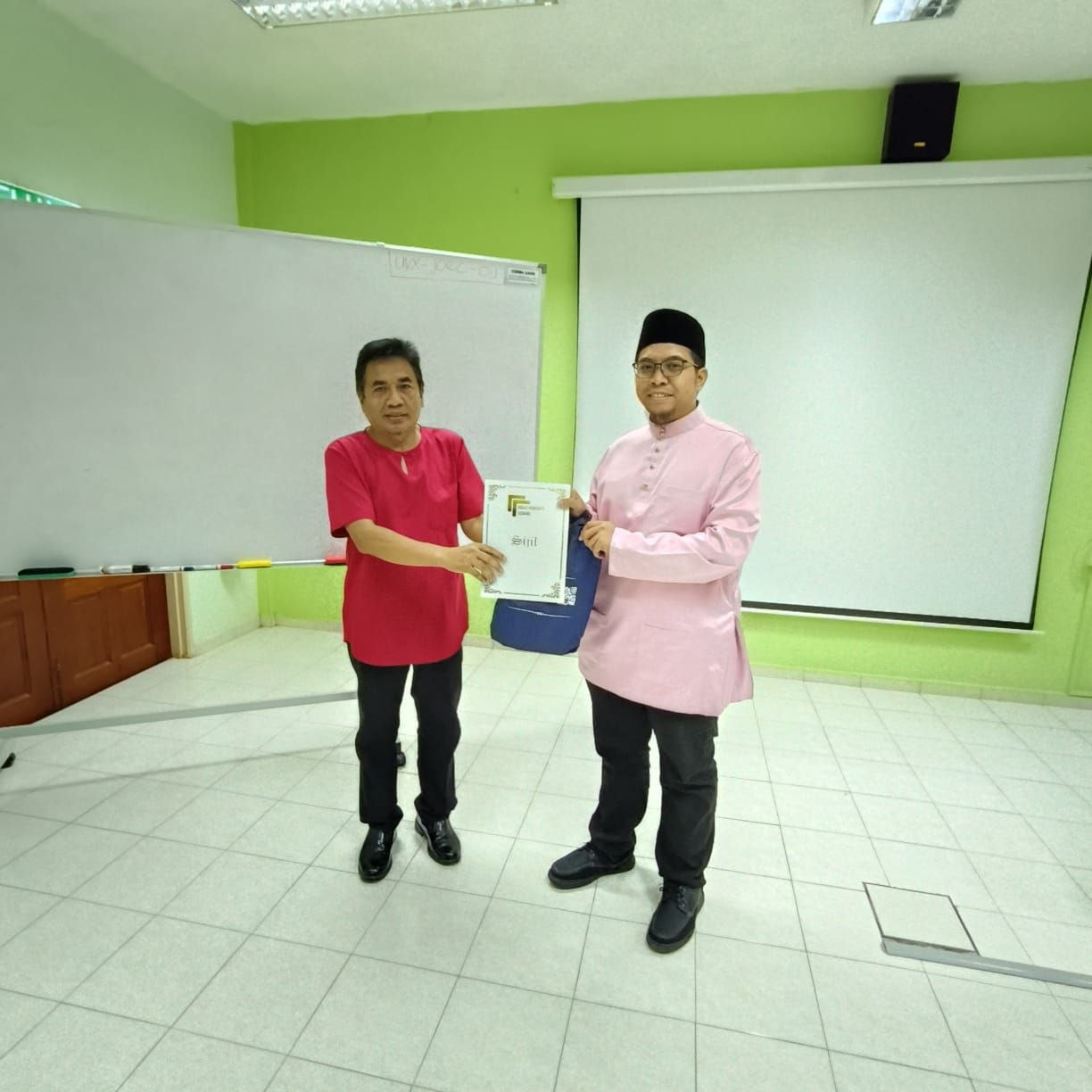 Penyampaian sijil peserta latihan AI