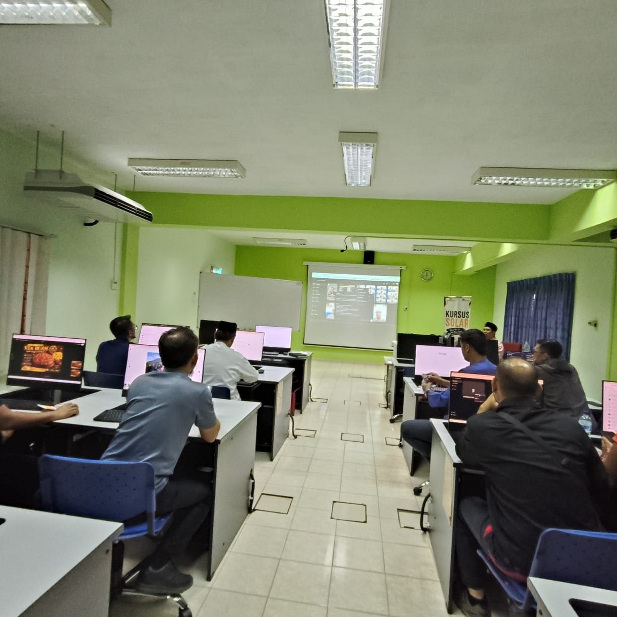 Peserta latihan AI di makmal komputer