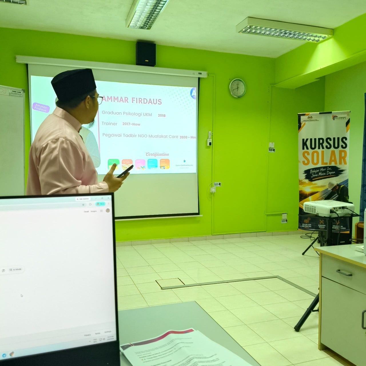 Ammar menyampaikan sesi latihan Generative AI