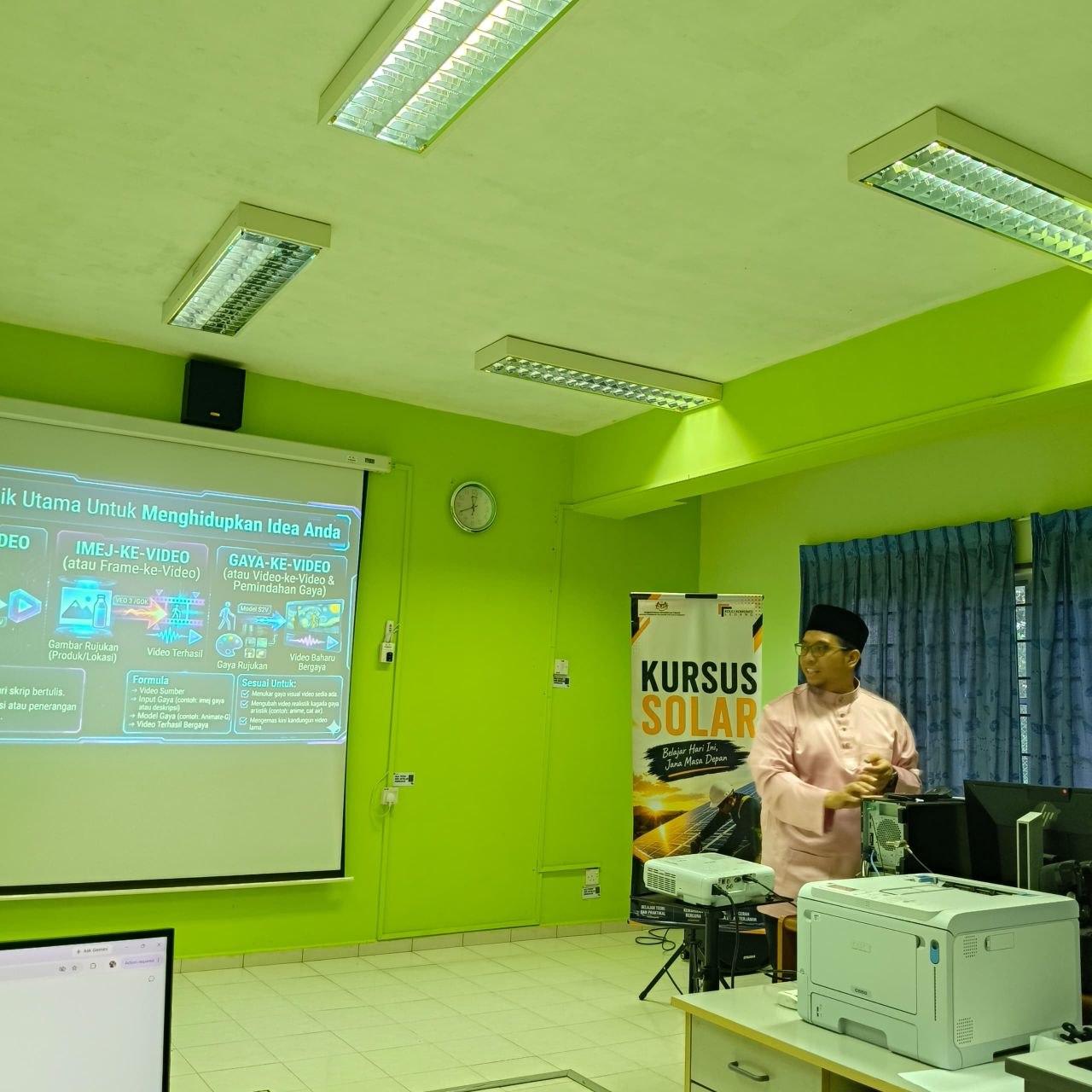 Ammar mengajar teknik AI di hadapan kelas